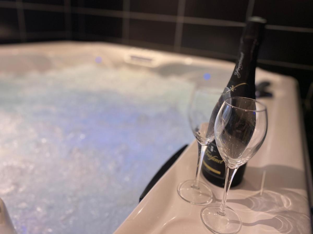 Escapade Romantique - Jacuzzi Et Parking Prive - 002 Apartment Rouen Bagian luar foto
