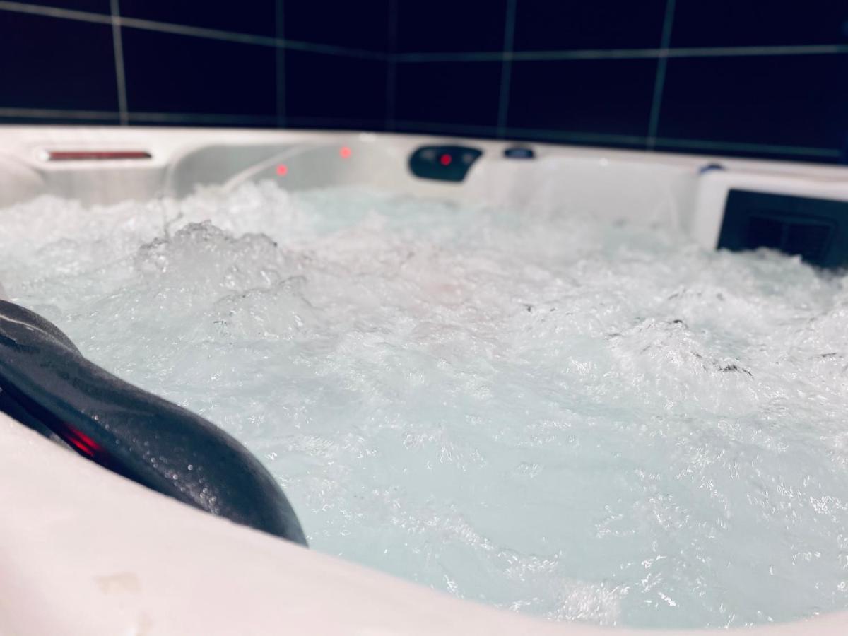 Escapade Romantique - Jacuzzi Et Parking Prive - 002 Apartment Rouen Bagian luar foto
