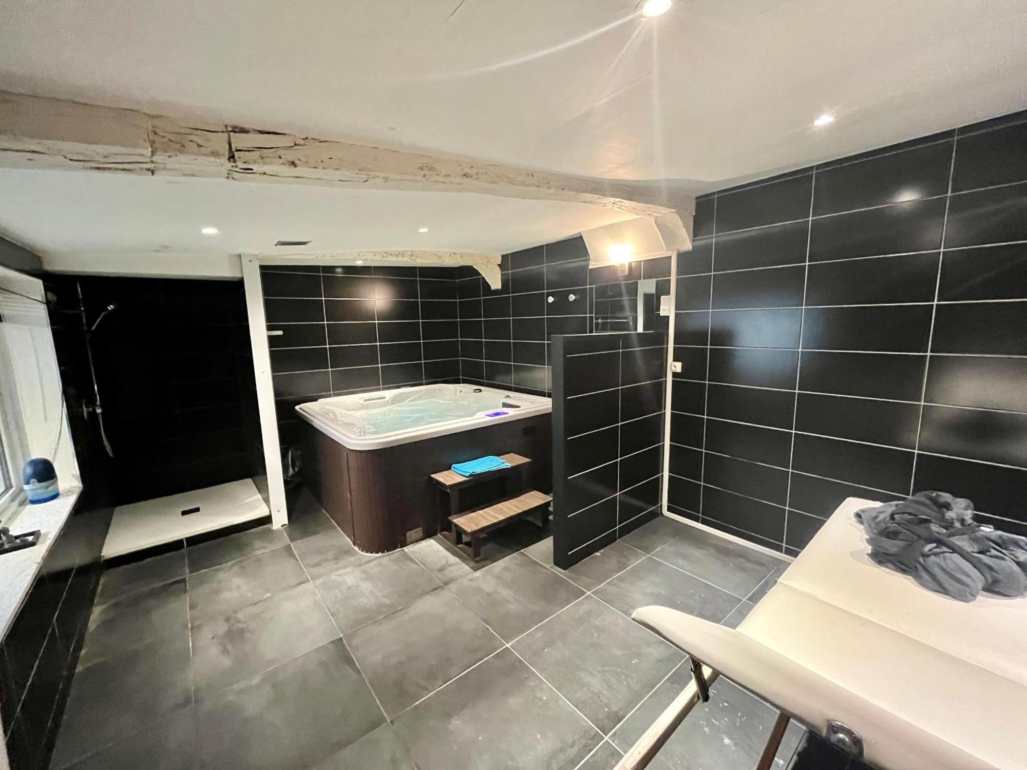 Escapade Romantique - Jacuzzi Et Parking Prive - 002 Apartment Rouen Bagian luar foto