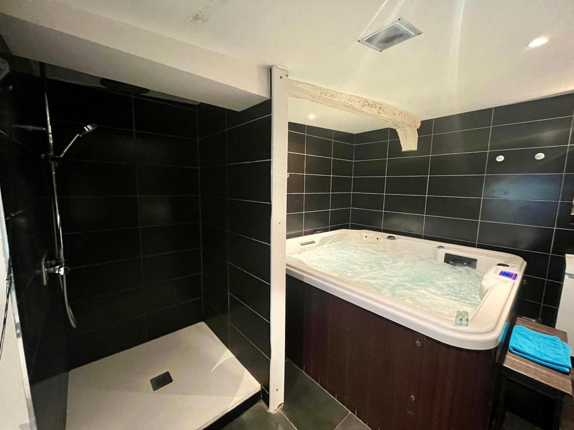 Escapade Romantique - Jacuzzi Et Parking Prive - 002 Apartment Rouen Bagian luar foto